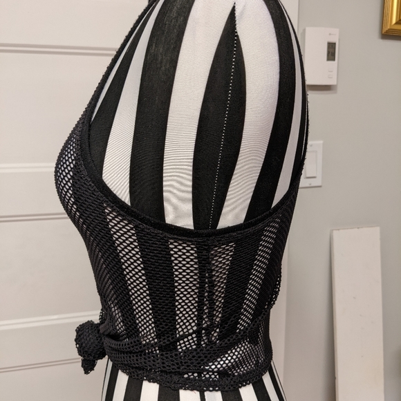 Out from under racer back mesh crop top - Picture 5 of 6